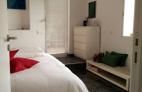 La Herradura Cama Y Desayuno | Hermosa habitación con baño y vista al mar.