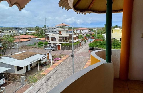 Bahía de la Academia Apartamento | Habitaciones bonitas con vista al mar en Galàpagos VerdeAzul