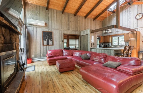 Bushkill Cabina | Hermosa cabaña rústica! Mesa de billar, 6 televisores, WiFi, ropa de cama, TiVo / NetFlix / Hulu, A / C
