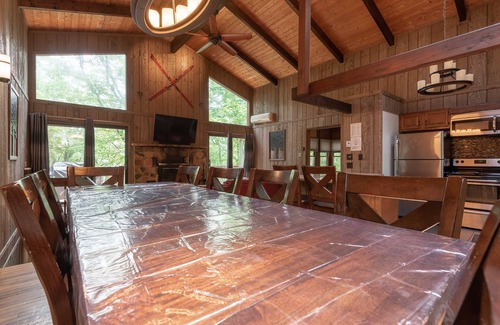 Bushkill Cabina | Hermosa cabaña rústica! Mesa de billar, 6 televisores, WiFi, ropa de cama, TiVo / NetFlix / Hulu, A / C
