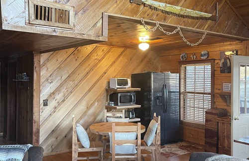 Oakland Cabina | Beautiful Rustic Cabin at Enid Lake, near Grenada Lake, Sardis Lake & Ole Miss