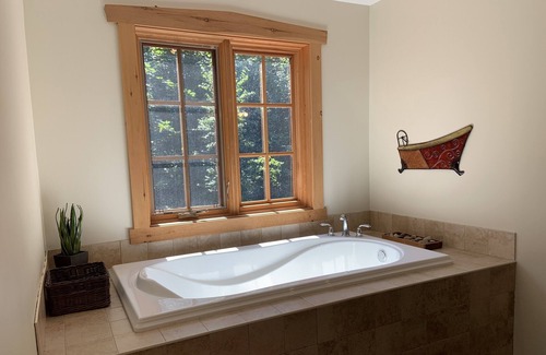 North Frontenac Cabaña | Beautiful rustic yet modern log cabin on quiet lake