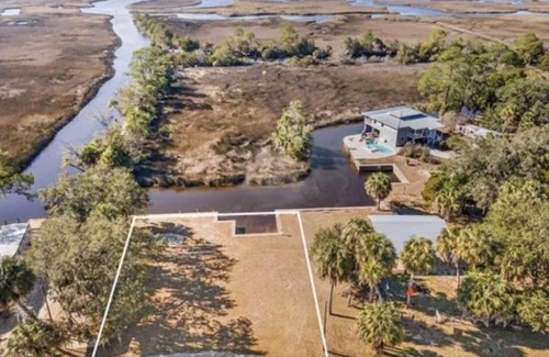 Suwannee Alquiler De RV | Beautiful RV Double Lot with 100 feet of waterfront views on Salt Creek.