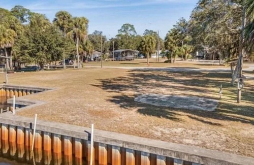 Suwannee Alquiler De RV | Beautiful RV Double Lot with 100 feet of waterfront views on Salt Creek.