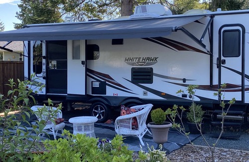 Campbell River Casa | beautiful RV situated in my backyard with private patio and barbecue.