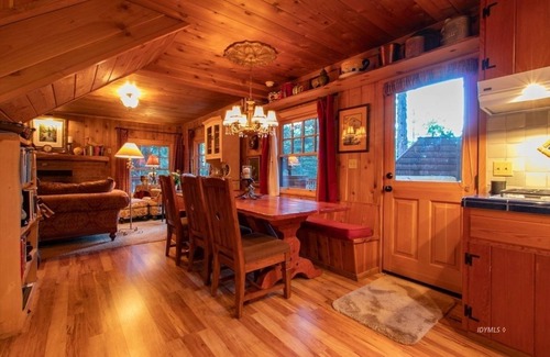 Fern Valley Casa | Beautiful Storybook Home By The Creek 3 habitaciones / 2 baños - ¡Magnífico!