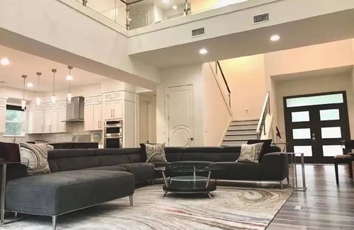 McMinnville Casa | Beautiful Scenic Mountain large room with Bluff, Creeks and Waterfall.
