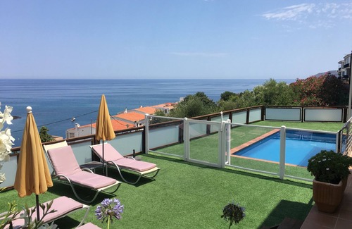 Llanca Villa | Hermosa villa frente a la playa Piscina privada climatizada. Cala 5 minutos a pie