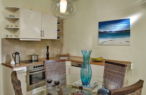 Istron Villa | Hermosa villa con vista al mar con piscina privada de agua de mar