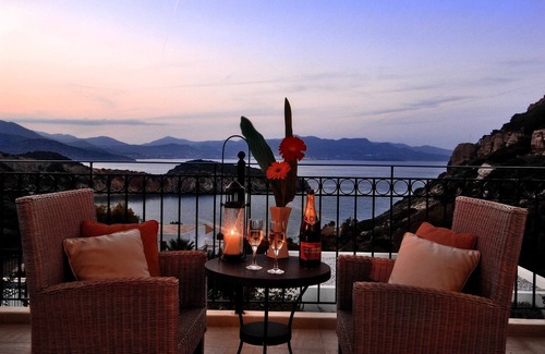 Istron Villa | Hermosa villa con vista al mar con piscina privada de agua de mar