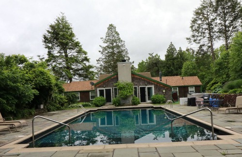 Mountainville Cabaña | Hermosa, aislada, casa de campo, con 30x60 piscina en el suelo.