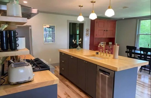 Stowe Area Casa | Beautiful Secluded Maple Corner Cottage Near Curtis Pond! Ski, Swim, Hike, Bike!