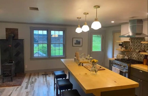 Stowe Area Casa | Beautiful Secluded Maple Corner Cottage Near Curtis Pond! Ski, Swim, Hike, Bike!