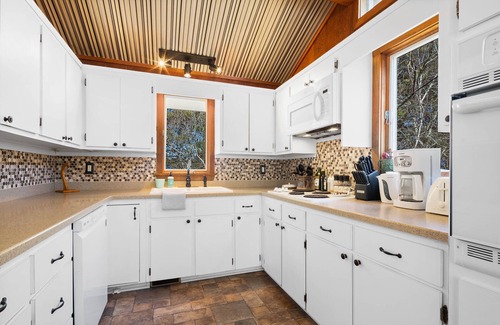 Truro Casa | Beautiful Secluded North Truro Home with Private Beach Access and Parking