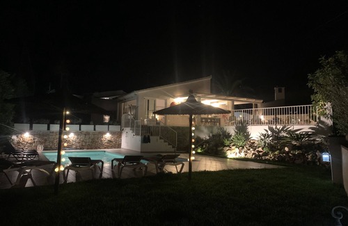 Denia Villa | Villa moderna de una planta con vistas al mar y a la montaña, 4 dormitorios y piscina.