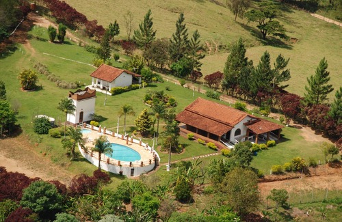 Socorro Casa | Hermoso lugar con dos casas, una gran piscina, lagos para la pesca y la vista de 360º