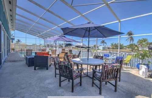 Saint James City Condominio | Beautiful SJC Island Condo w/heated pool on main canal, great fishing!
