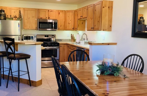 Keystone Casa | Beautiful Ski Retreat, 3 Min. Walk to the Shuttle, Hot Tub Access, Laundry