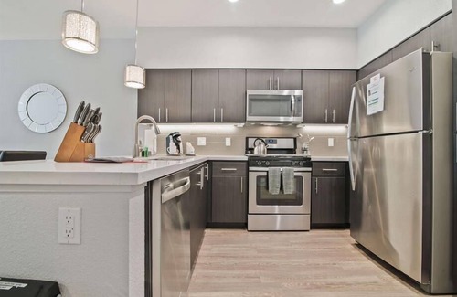 Menlo Park Apartamento | Beautiful Sky Lounge! Bayfront w/ Full-sized Washer/Dryer | nr Shopping