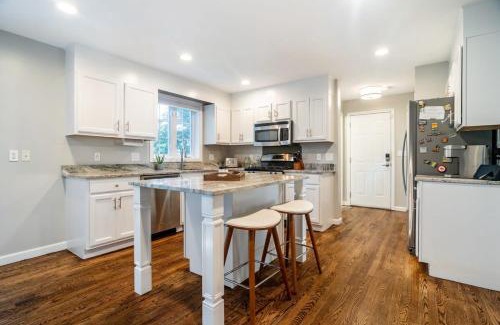 Holbrook Casa | Beautiful South shore Hidden Gem next to Train Station Boston Louisiana Grill