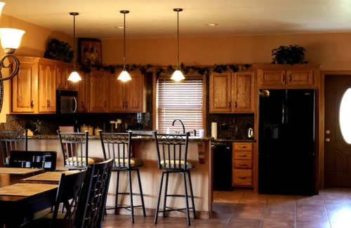 Taos Casa | Beautiful spacious house with 2 sided fireplace - PET fiendly - HOT TUB