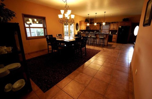 Taos Casa | Beautiful spacious house with 2 sided fireplace - PET fiendly - HOT TUB