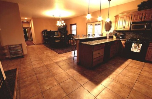 Taos Casa | Beautiful spacious house with 2 sided fireplace - PET fiendly - HOT TUB