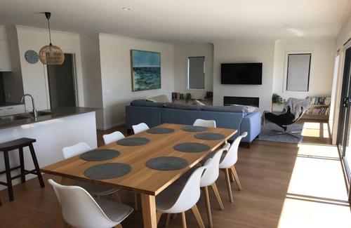 Portarlington Casa | Beautiful spacious home with bay views. Walk to beach, shops & ferry!