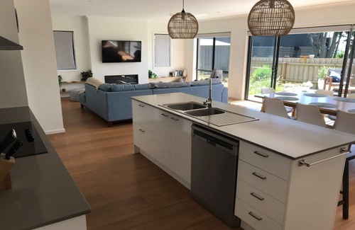 Portarlington Casa | Beautiful spacious home with bay views. Walk to beach, shops & ferry!