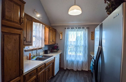 Overland Park Casa | Beautiful | spacious | clean house for families #2