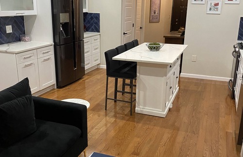 Brooklyn Casa | Beautiful Spacious - 2 bedroom, Main Floor Apartment, Backyard and Free Parking