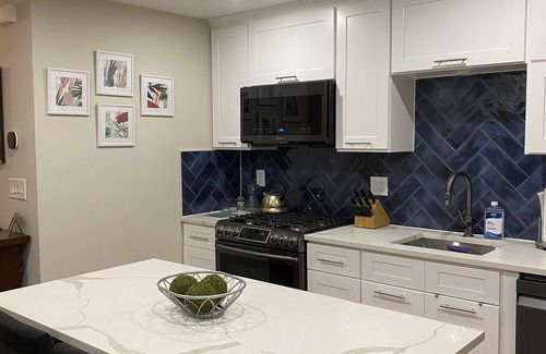 Brooklyn Casa | Beautiful Spacious - 2 bedroom, Main Floor Apartment, Backyard and Free Parking