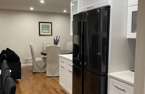 Brooklyn Casa | Beautiful Spacious - 2 bedroom, Main Floor Apartment, Backyard and Free Parking
