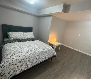 Bradford Apartamento | Beautiful&Spacious 2 Bedroom Basement Family Suite