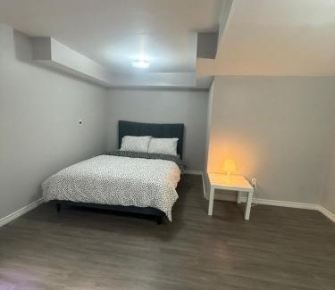 Bradford Apartamento | Beautiful&Spacious 2 Bedroom Basement Family Suite