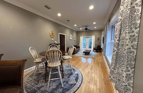 Darien Apartamento | Beautiful, spacious 2rd floor apartment in the Darien historic district.