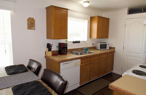 Monahans Casa | Beautiful, Spacious 3-bedroom w/ Backyard!
