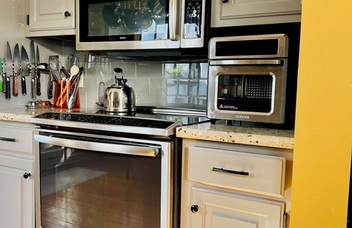 East Richmond Casa | Beautiful & spacious 3bd / 2 bath with Bay views close to park and BART
