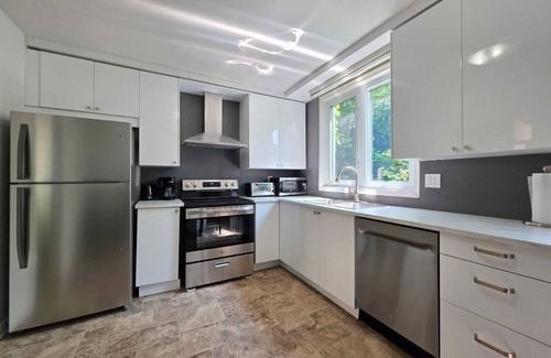 North York Casa | Beautiful spacious 4+1 house excellent location,2 full bathrooms parking area