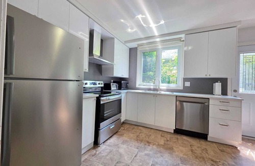North York Casa | Beautiful spacious 4+1 house excellent location,2 full bathrooms parking area