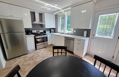 North York Casa | Beautiful spacious 4+1 house excellent location,2 full bathrooms parking area