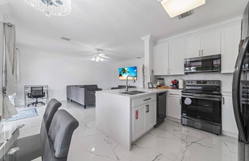 Tamiami Casa | Beautiful Spacious 4-bedroom house 2 1/2 bathroom formal living room and dining