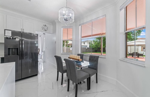 Tamiami Casa | Beautiful Spacious 4-bedroom house 2 1/2 bathroom formal living room and dining