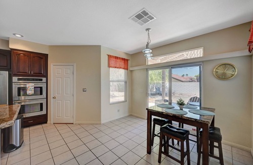 Spring Mountain Ranch Casa | Beautiful Spacious 5-bedroom bungalow in vibrant Las Vegas with WiFi, AC