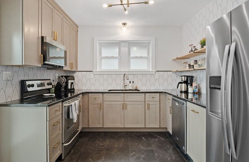 Northampton Casa | Beautiful & Spacious Bungalow - Near Zoo-Downtown