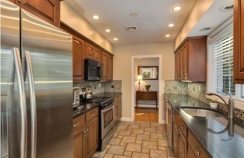 Cotuit Casa | Beautiful spacious Cape Cod house with a large and private yard near beaches