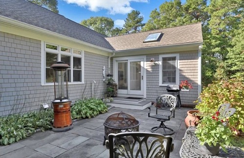 Cotuit Casa | Beautiful spacious Cape Cod house with a large and private yard near beaches