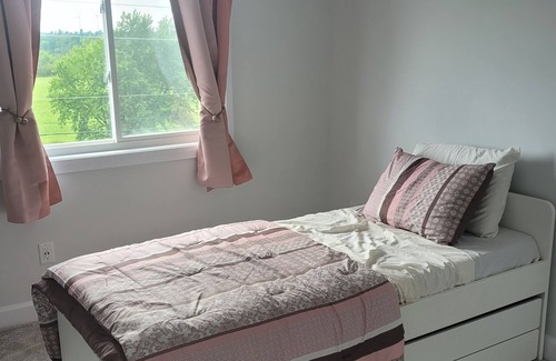 Loyalist Casa | Beautiful spacious new 4 bedroom home located 5 mins to Lake Ontario.
