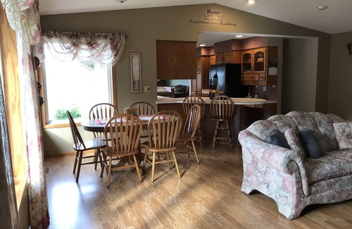 Lake City Casa | Beautiful spacious house with spectacular views of Lake Pepin