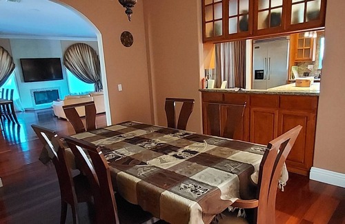 Encino Casa | Beautiful spacious home/salt water pool in Encino.
